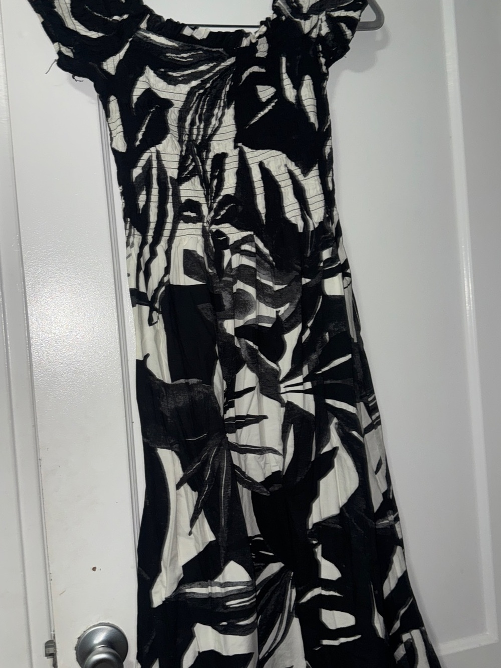 H&M Black & White Patterned Phone Accessory